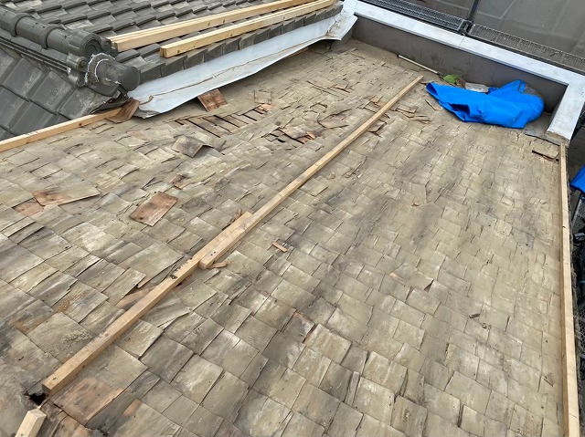 瓦と葺き土の撤去